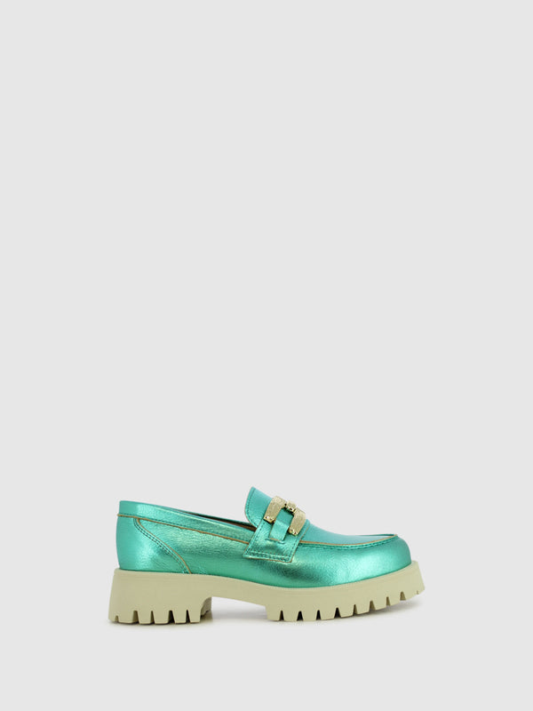 Loafers com Apliques Metálicos em Verde